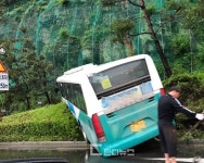 진주 뒤벼리서 시내버스 미끄러졌지만, 부상자 없어