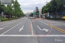 이노티안경 경상대점 앞 사거리, 좌회전 차선 짧아 안전문제