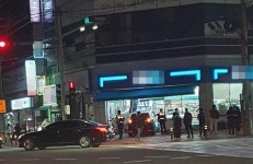 차량 몰고 편의점 돌진.. 오토바이 피하려다