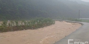 [진주_폭우피해]진주시 진성면 중촌천 제방 유실...긴급 대피령