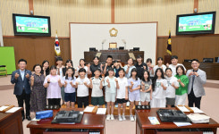 민주주의 현장에서 배워요!...반성초 학생들 시의회 체험