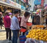 [지자체의 SR] 구리시청 직원, 전통시장 장보기로 지역경제 활성화 동참