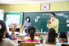 [지자체의 SR] 최대호 안양시장, 등교 첫날 부흥초 방문 학생·교직원 격려