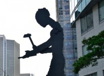 [SR산업] 스무 살 된 태광그룹 해머링 맨…광화문 랜드마크로 우뚝