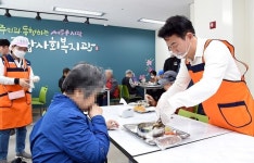 김동근 의정부시장, 고산종합사회복지관 경로식당 배식 봉사