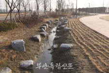 논바닥에 만든 55억짜리 자연마당…주민 쉼터 VS 세금 낭비 논란