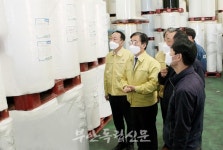 성윤모 산업부 장관, 전북 마스크기업 크린앤사이언스 현장 점검