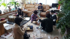 이웃의 위기 앞, 그들은 재봉틀을 돌렸다