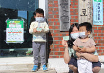 부안형 긴급재난금 지급…오랫만에 모인 주민들 웃음꽃