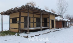 용도 불명 부안군 행안면 초가집 지붕 보수…세금 낭비 논란