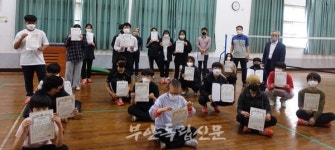 계화중학교 학생들이 받은 특별한 선물…은퇴한 교사, 전교생에 장학금 전달해