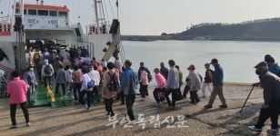 위도출신 김동일 대표, 백신 접종하는 고향 어르신들 찾아 위문