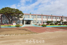 동진초, 공동통학구 어울림학교 홍보숲 속 카페 동진국민학교 마련