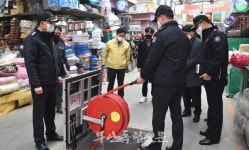 최민철 전북소방본부장, 설맞이 부안상설시장 안전 점검 나서