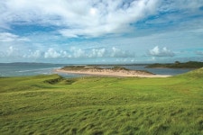 아일랜드 해안에 고요하고 아름답게 펼쳐진 트랄리 골프클럽