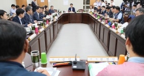 최저임금위, 협상 첫날부터 '잡음'…경영계 8000원 '삭감' vs 노동계 1만원 '고수'