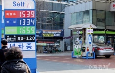 휘발유가 1천500원 돌파 초읽기…국내외 유가 지속 상승