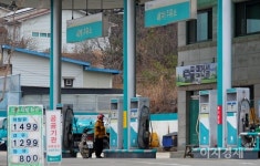 휘발유가 1천500원 돌파 초읽기…국내외 유가 지속 상승