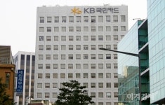 [코로나19 시대 금융] ②KB 윤종규 회장, 3연임 산뜻한 출발