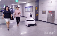 진석타워구내매점 | [이지경제의 한 컷] 길 찾기 위해 머리 올리거나 내리면 원시인(?)