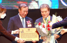 소진세 교촌에프앤비 회장,  자랑스러운 고대법대인상 수상