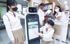 [이지경제의 한 컷] 학교에 간 LG 클로이 로봇