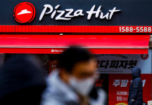 피자헛, 4조원 몸값에 팔린다…피자 제국 몰락