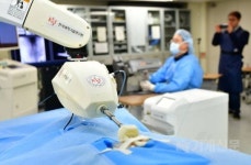  미세수술 로봇 ‘닥터 허준’ 전임상시험 성공… 척추수술·안과시술 등에 사용 기대 