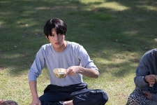 임을 위한 행진곡 전수현, 300대 1의 경쟁률 뚫은 신예