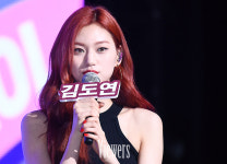 위키미키 김도연 레드 헤어로 걸크러쉬 UP [V포토]