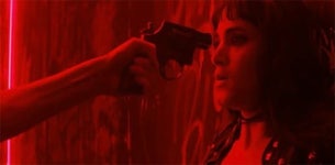 [태기자의 작품 속 무기 이야기] ‘아토믹 브론드’, 예쁨을 버려야 멋짐을 얻을 수 있다.