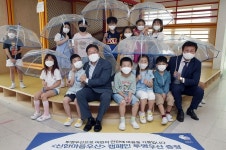 신한은행, 한국어린이안전재단과 어린이 교통 안전 위한 ‘신한마음우산’ 기부