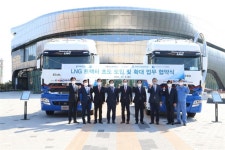 포스코, 철강업계 최초 제품 운송 차량에 LNG트랙터 도입…친환경 물류 실현