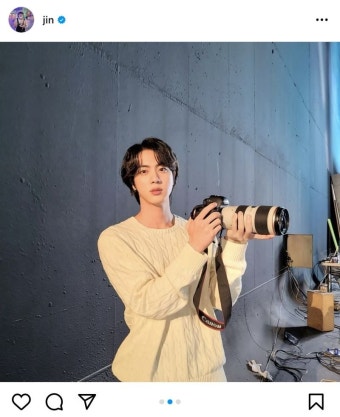[BTS News] 방탄소년단 진, 뭘 찍으려고 카메라까지?…‘의도치 않은 소두 인증’
