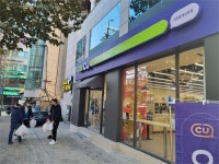 [기자가 간다] “외국인도 사로잡은 매운맛”…CU, 홍대 ‘라면 성지’로