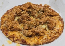 [김성준의 도시락] 치킨피자 신기원 맘스터치 싸이피자, 진짜 치킨이 토핑으로