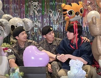[BTS News] “쉴 틈 없이 열일” 방탄소년단 진, 잊지 않고 알앤뷔 전역 축하…“팬콘에서 만나요”