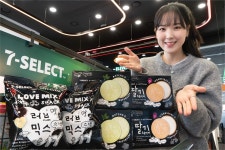 편의점 매대, 갤러리로 변신…세븐일레븐, ‘이나피스퀘어’ 협업 PB스낵 3종 출시