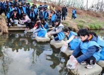 한국지엠, 부평 굴포천서 봄맞이 환경정화 활동 전개