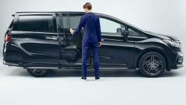 직접 문 열 필요 없어요 첨단화되는 미니밴 자동 슬라이딩 도어