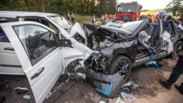 형체 알아볼 수 없는 BMW iX 전기차, 충돌사고로 1명 사망. 9명 중상. 자율주행 여부 조사