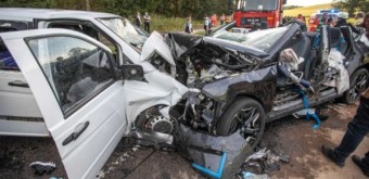 형체 알아볼 수 없는 BMW iX 전기차, 충돌사고로 1명 사망. 9명 중상. 자율주행 여부 조사