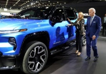 바이든대통령, 35개주 전기차 충전기 확충 위해 1조2,500억 승인