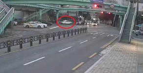 택시가 미사일처럼... 창원 석전사거리서 대형 추돌사고. 9명 사상