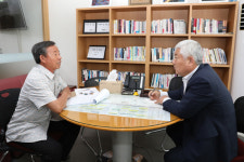 황인홍 무주군수 민원실에서 주민 애로사항 청취