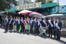 군산시의회, 전통시장 장보기 나서