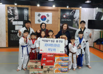 호성동 효경석사태권도, 원생들 라면 꾸러미 전달