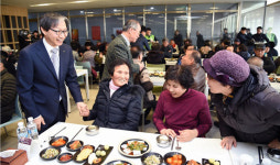 국민연금 설 맞아 어르신에 점심식사 대접