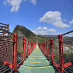 아찔한 출렁다리 위에서 봄을 만끽하다