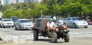 보호구 없이 농기계 도로 운행